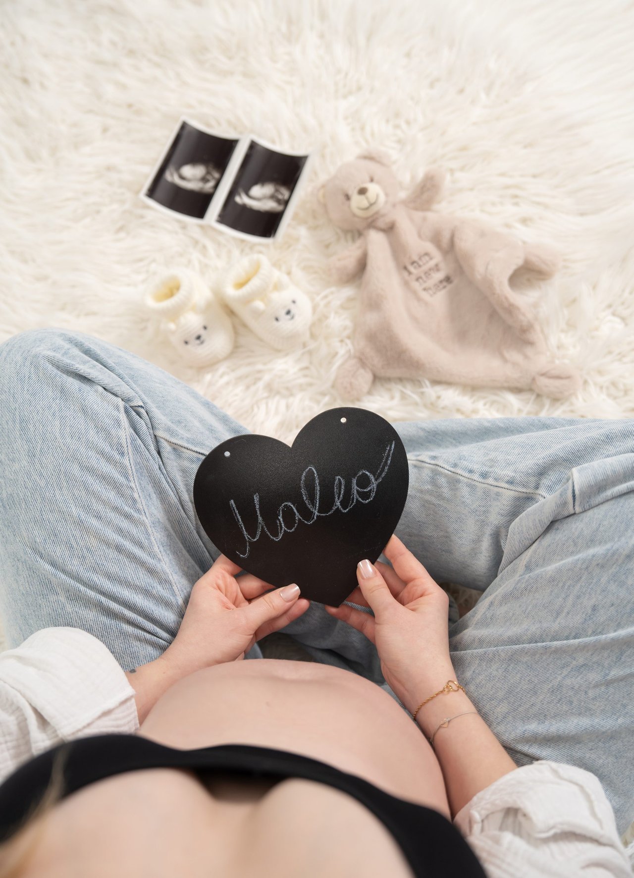 Babybauch-Shooting: Babybauch Flatlay mit Herz und Ultraschallbild – Photography Ruel, Ebreichsdorf