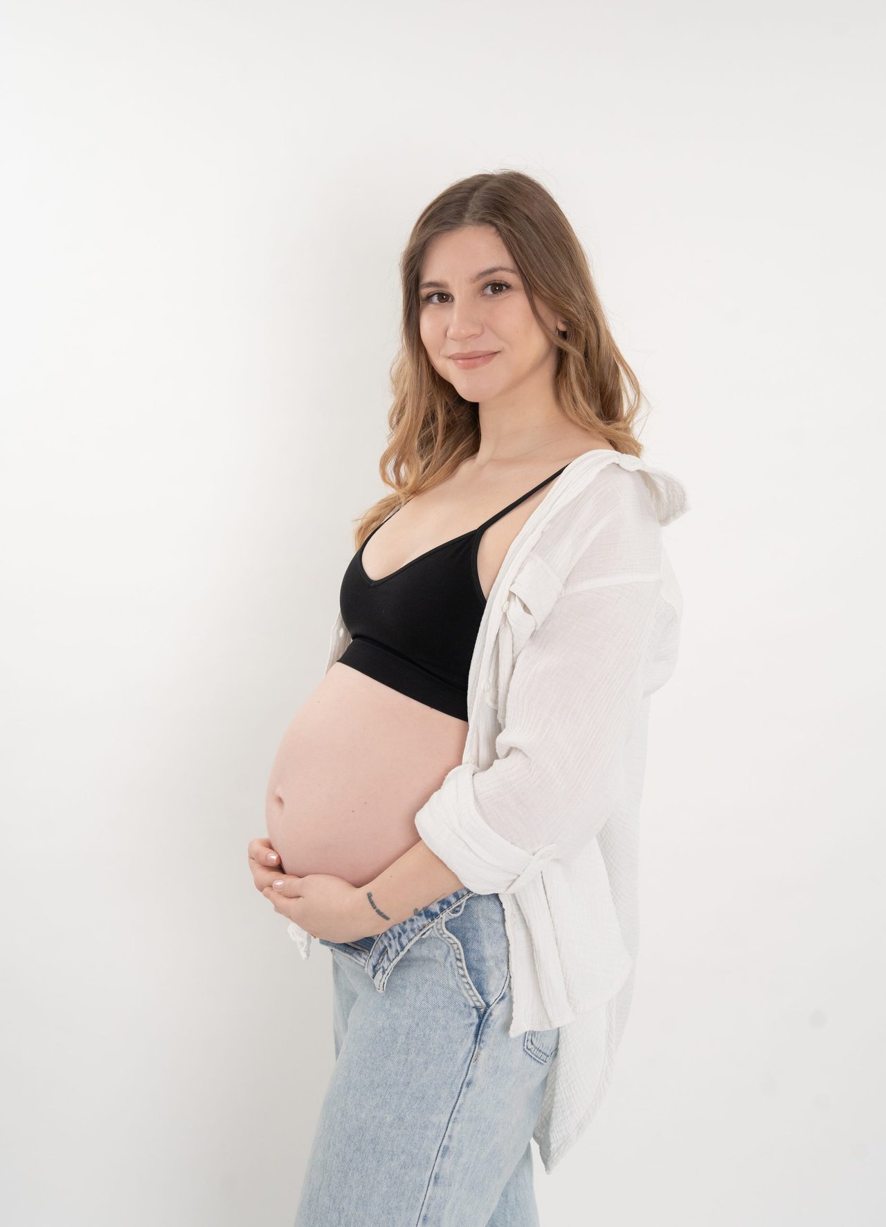 Babybauch-Shooting: Stehend, schwarzes Top, weisses Hemd – Photography Ruel, Ebreichsdorf