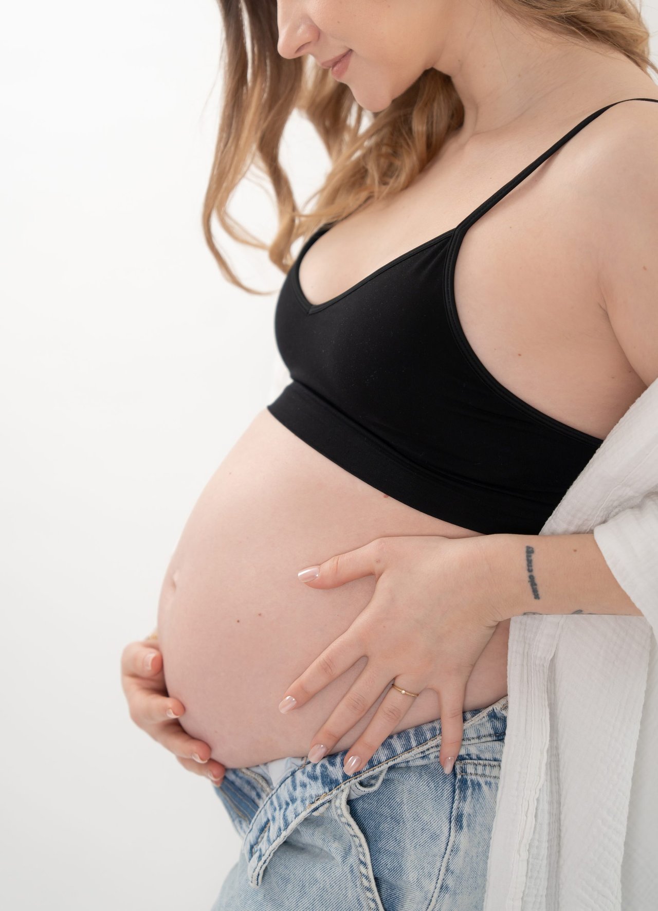 Babybauch-Shooting: Bauch Close-up mit Jeans – Photography Ruel, Ebreichsdorf