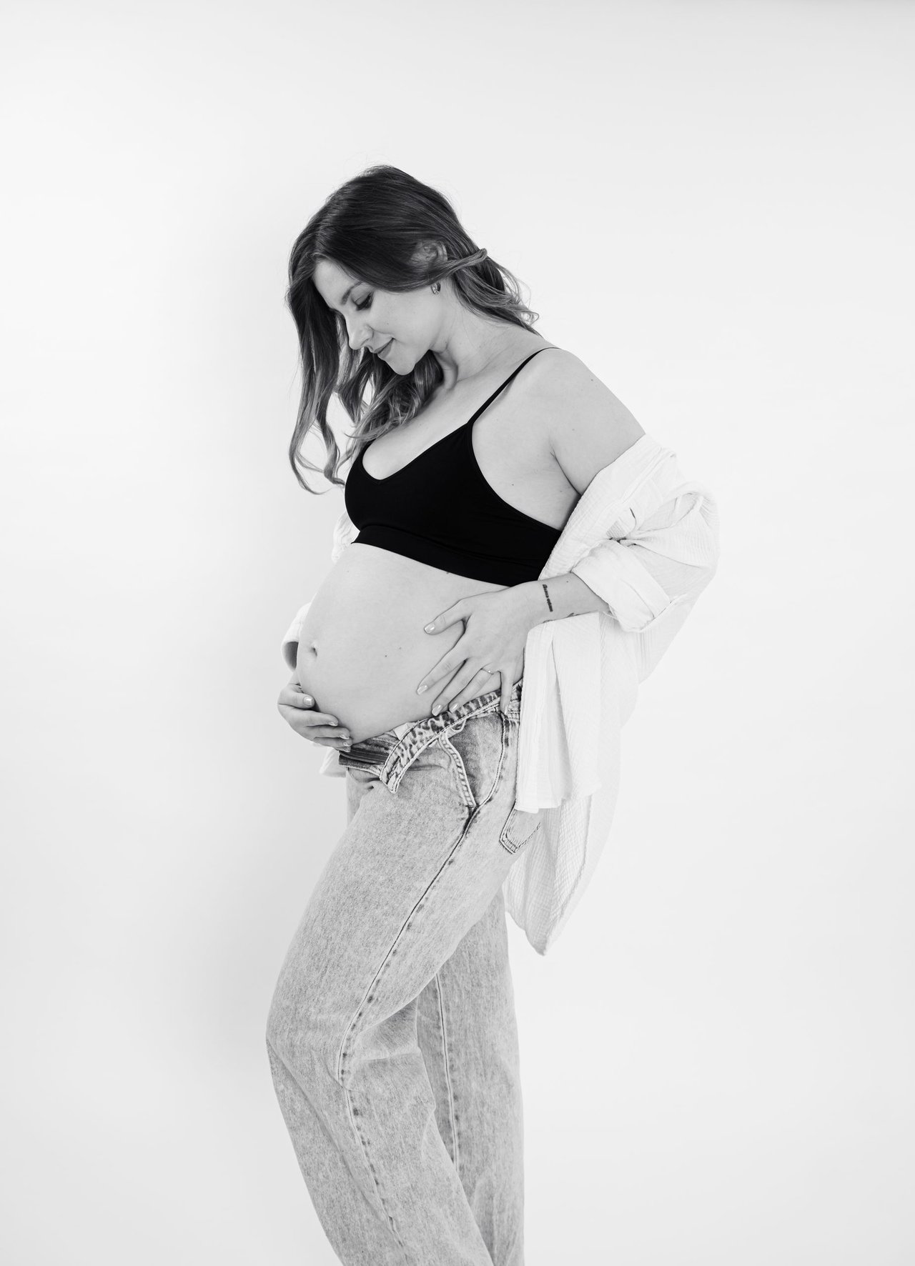 Babybauch-Shooting: S/w mit Hemd – Photography Ruel, Ebreichsdorf