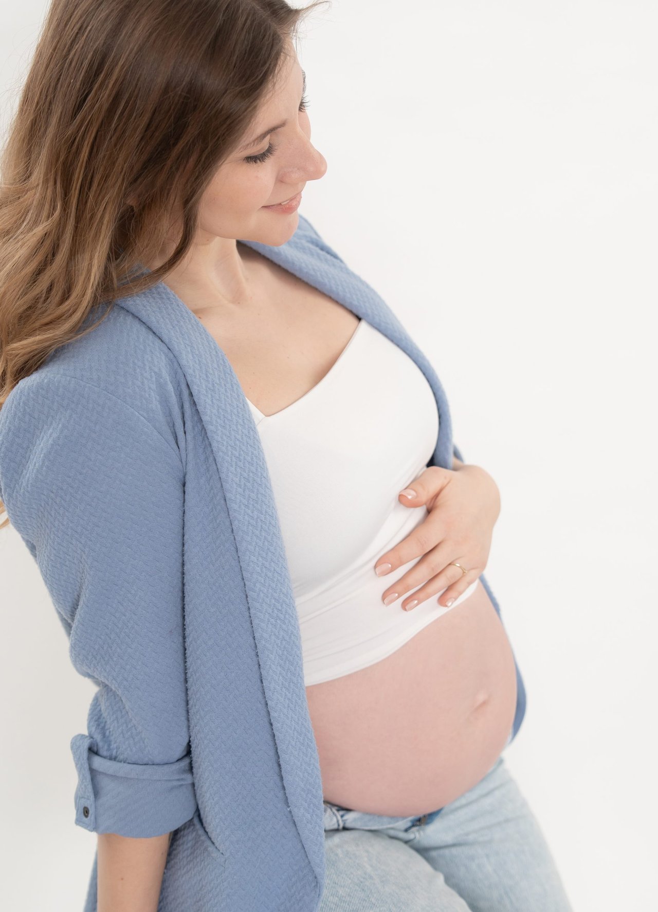 Babybauch-Shooting: Blaue Bluse, Bauch frei – Photography Ruel, Ebreichsdorf
