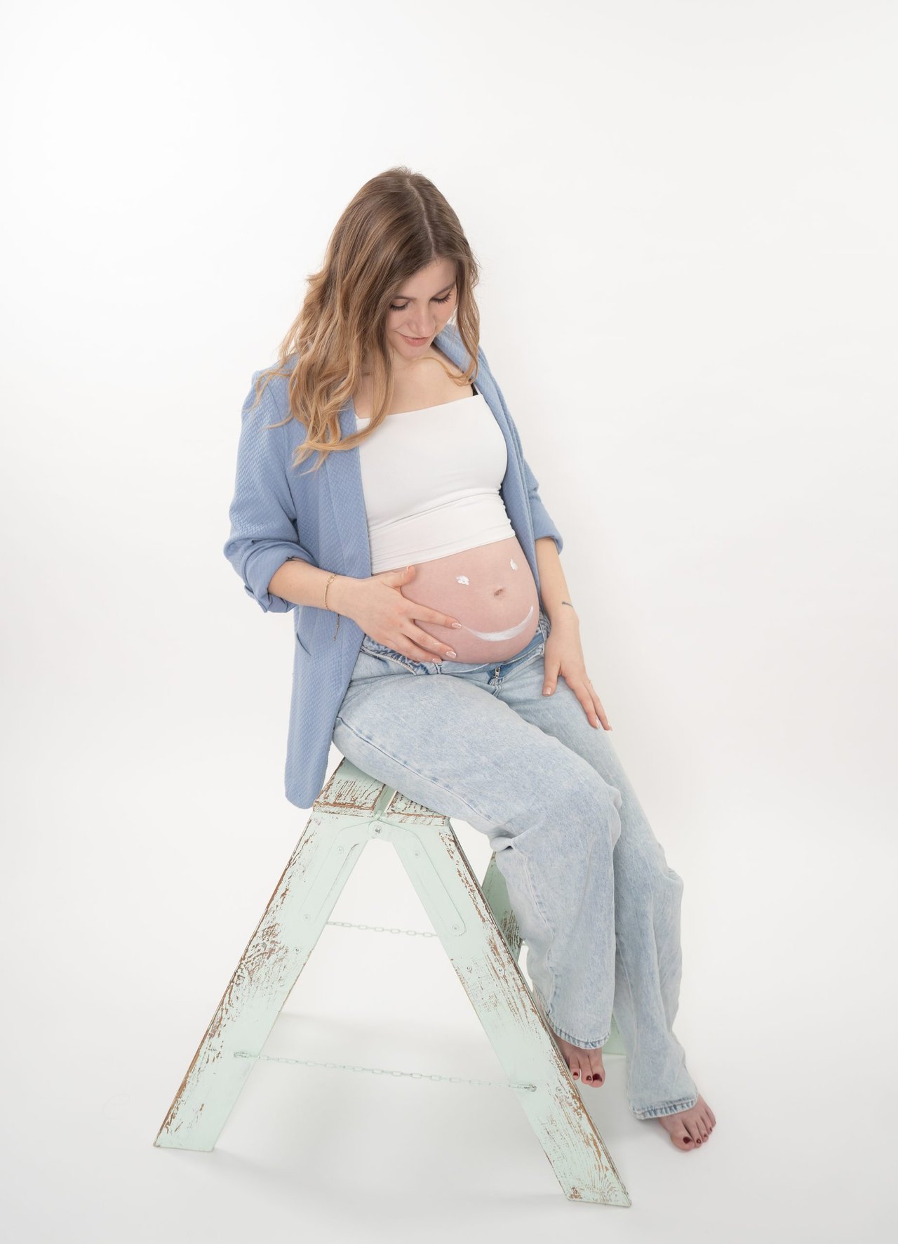 Babybauch-Shooting: Sitzend auf Wuerfel, blau/weiss – Photography Ruel, Ebreichsdorf