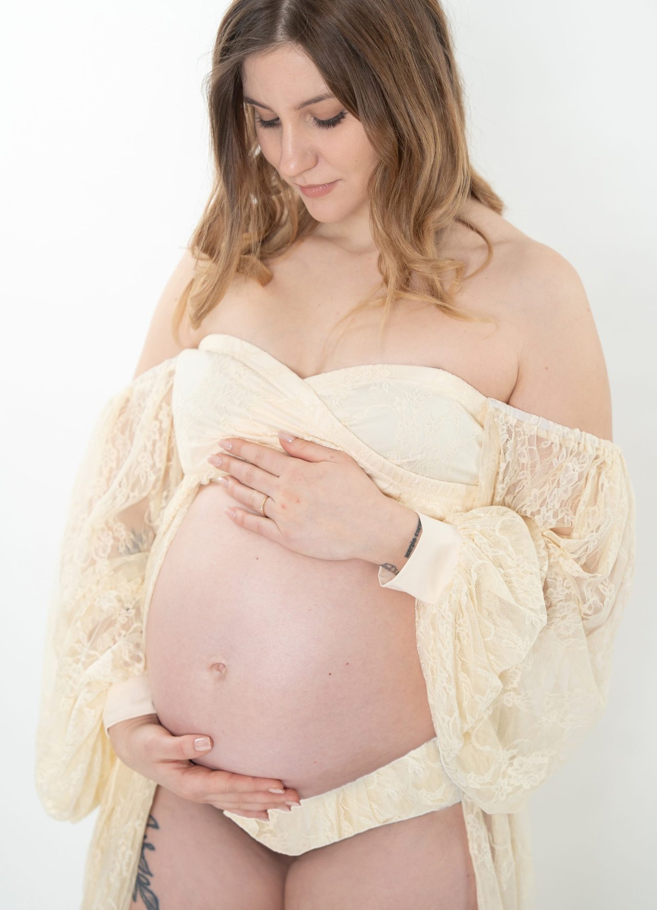 Babybauch-Shooting: Beige Spitzen-Dessous – Photography Ruel, Ebreichsdorf