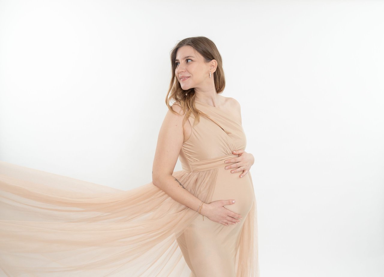 Babybauch-Shooting: Beiges Kleid Studio, quer 2560px – Photography Ruel, Ebreichsdorf
