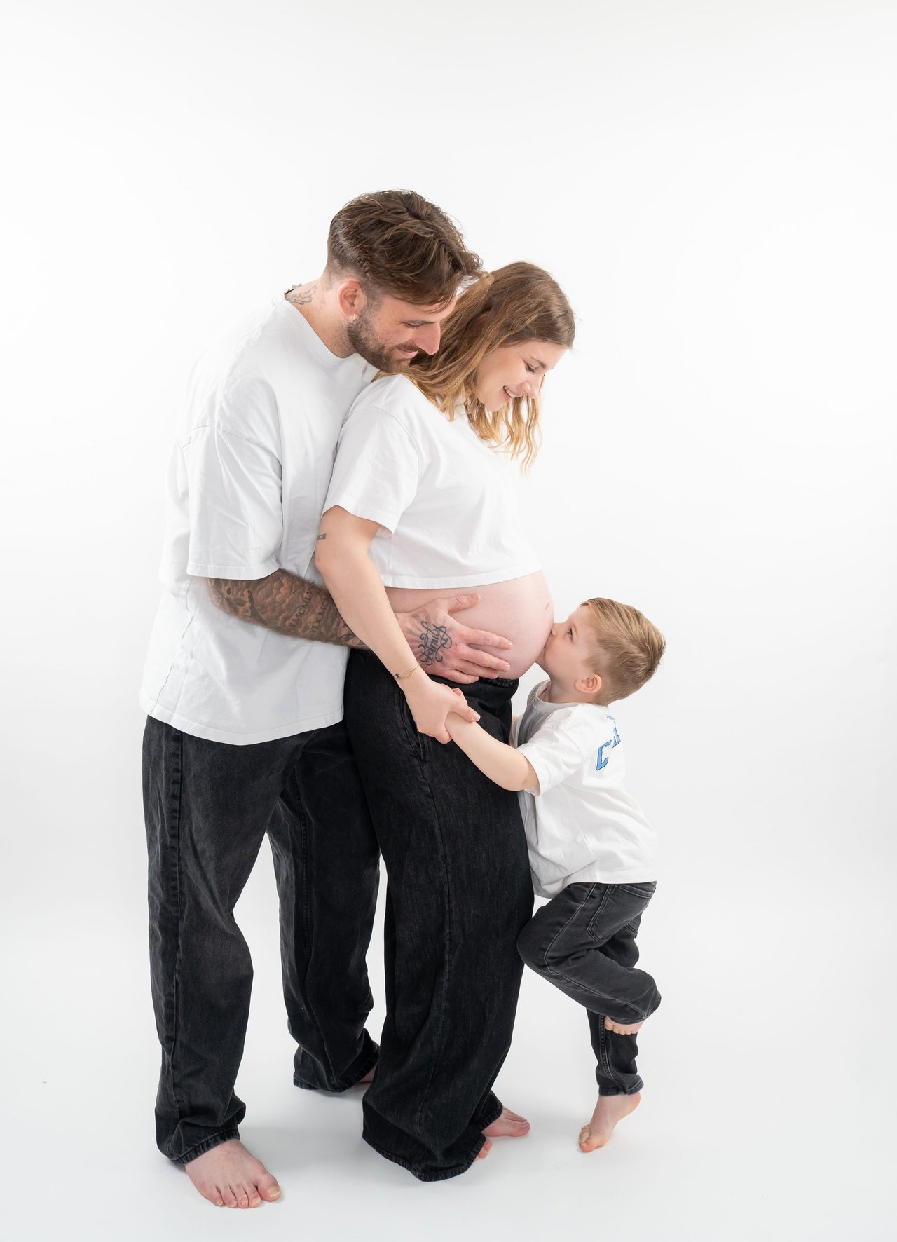 Babybauch-Shooting: Paar mit Kleinkind, Kuss auf Bauch – Photography Ruel, Ebreichsdorf