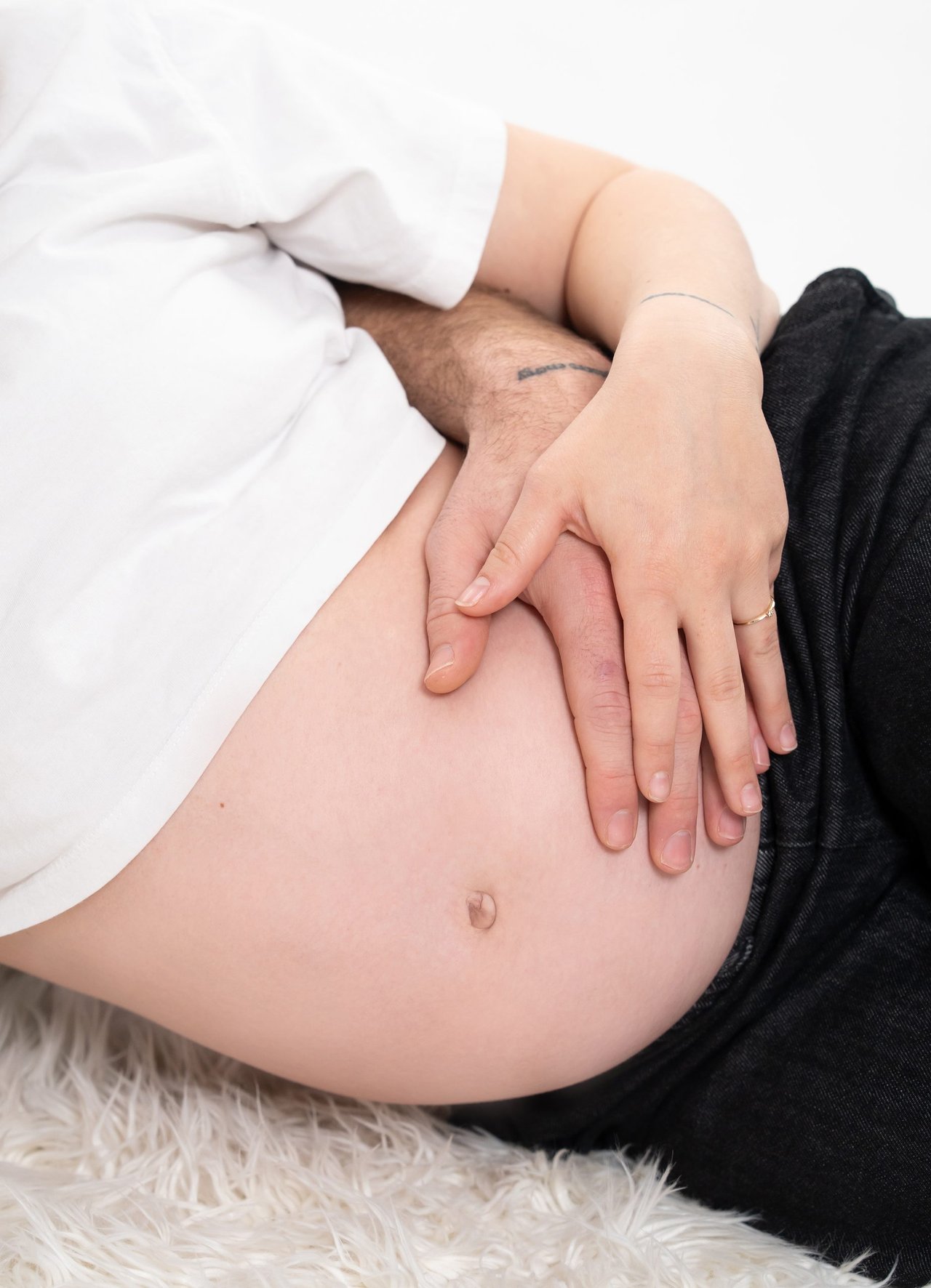 Babybauch-Shooting: Haende auf Bauch, Close-up – Photography Ruel, Ebreichsdorf