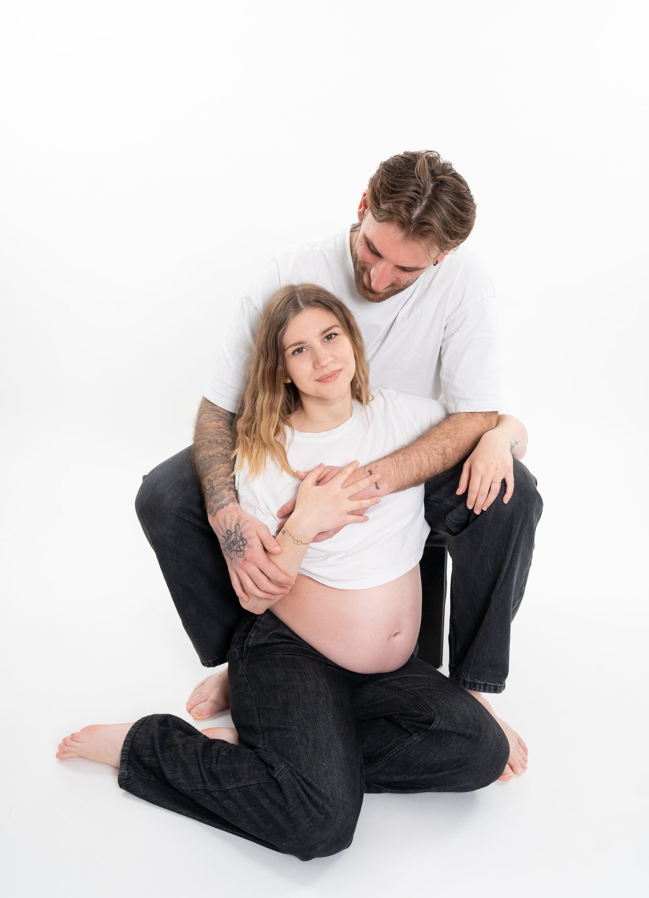 Babybauch-Shooting: Paar sitzend – Photography Ruel, Ebreichsdorf
