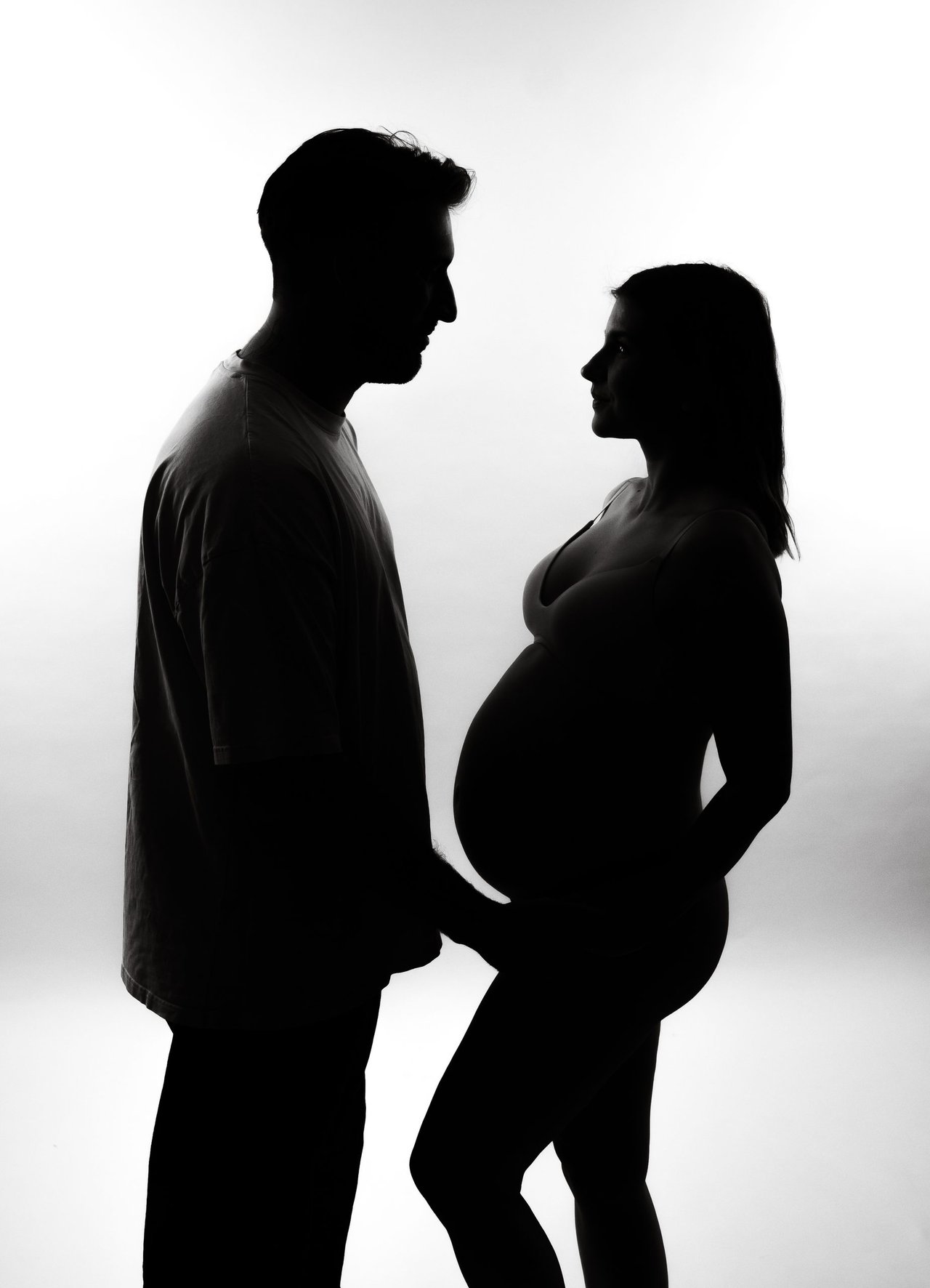 Babybauch-Shooting: Silhouette Paar, s/w, hochformat – Photography Ruel, Ebreichsdorf