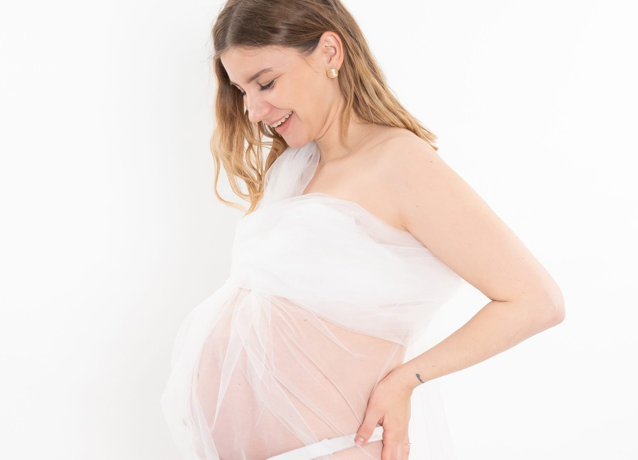 Babybauch-Shooting: Weisser Stoff, quer – Photography Ruel, Ebreichsdorf