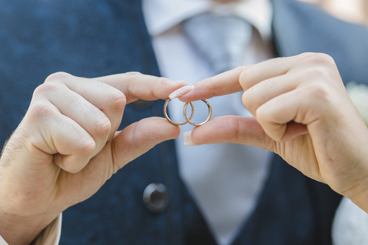 Hochzeitsfotografie: Ringe-Makro, Haende mit Eheringen – Photography Ruel, Ebreichsdorf
