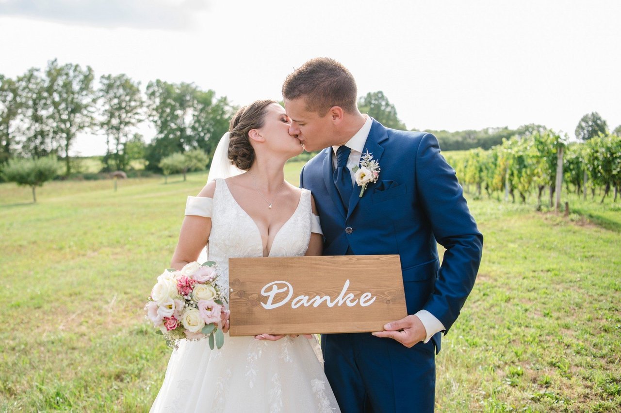 Hochzeitsfotografie: Paar mit Danke-Schild im Weinberg – Photography Ruel, Ebreichsdorf