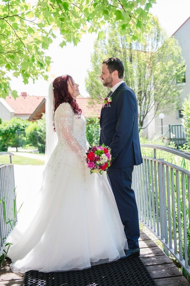 Hochzeitsfotografie: Paar auf Bruecke – Photography Ruel, Ebreichsdorf