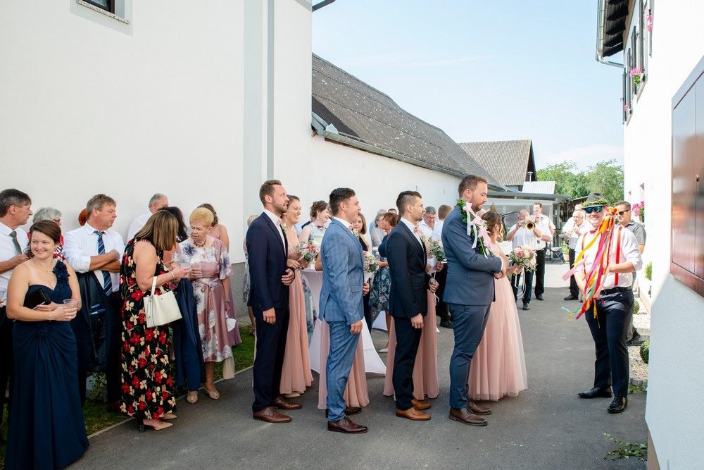 Hochzeitsfotografie: Gaeste vor der Location – Photography Ruel, Ebreichsdorf