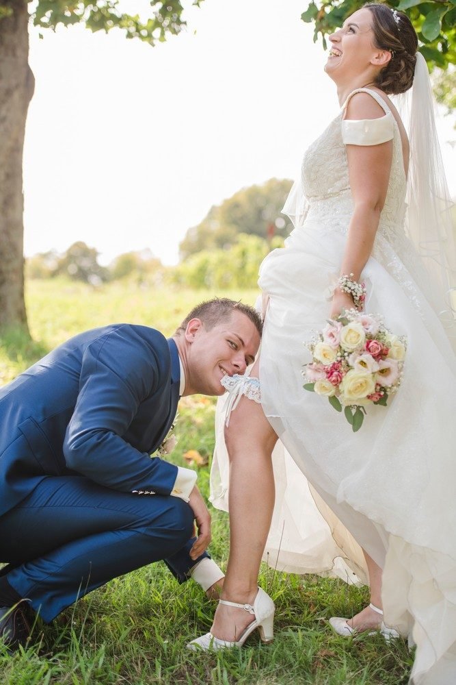 Hochzeitsfotografie: Braeutigam hilft Braut mit Schuh – Photography Ruel, Ebreichsdorf