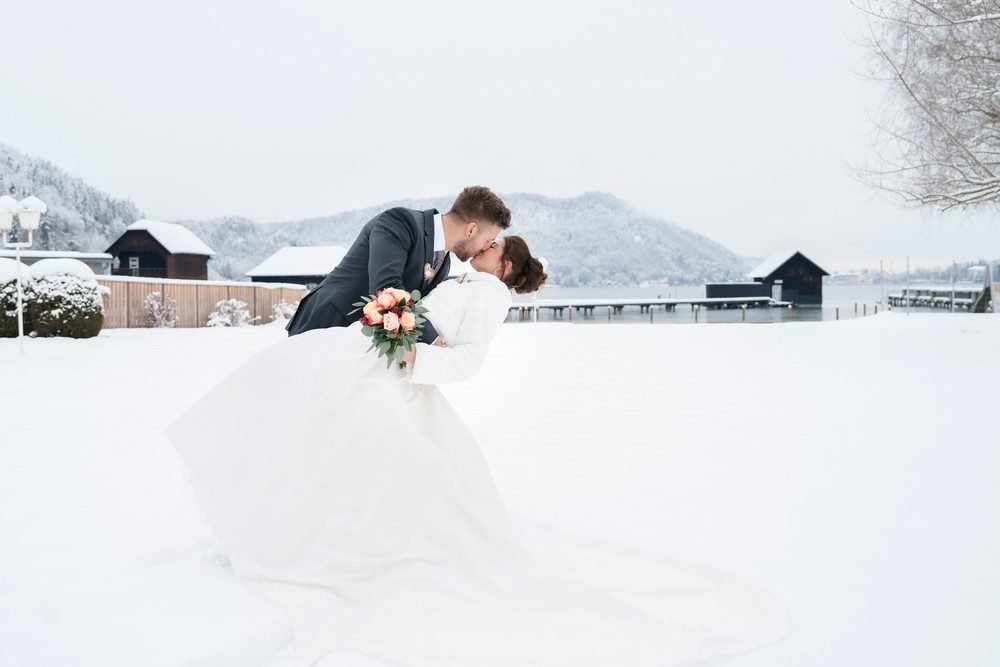 Hochzeitsfotografie: Dip-Kuss am See, quer – Photography Ruel, Ebreichsdorf