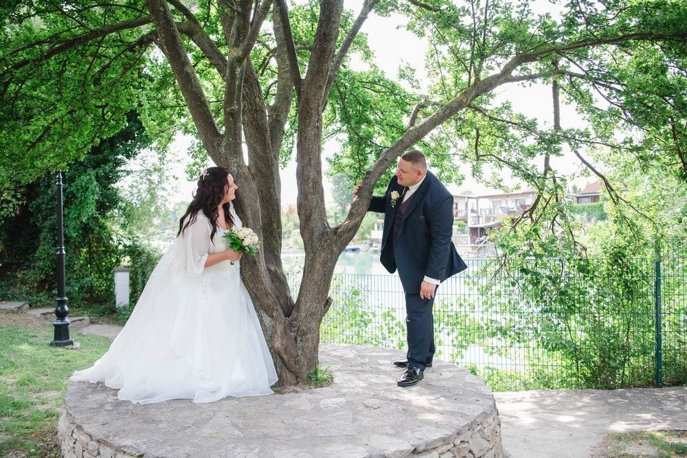 Hochzeitsfotografie: Paar unter Baum, weite Szene – Photography Ruel, Ebreichsdorf