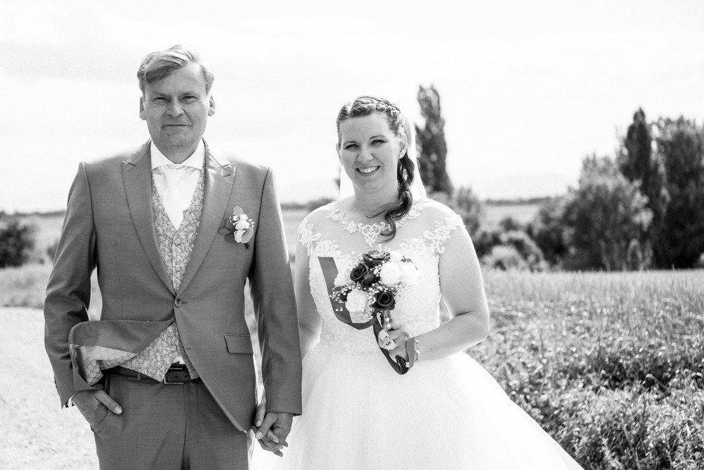 Hochzeitsfotografie: S/w Paar im Feld – Photography Ruel, Ebreichsdorf