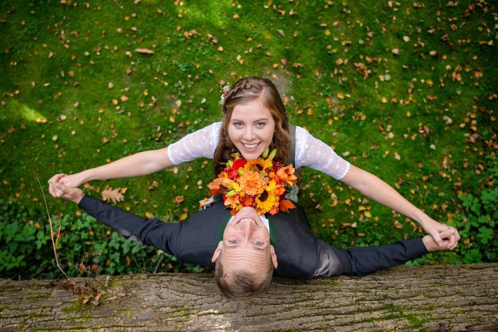 Hochzeitsfotografie: Fun-Shot, Braut auf liegendem Braeutigam – Photography Ruel, Ebreichsdorf