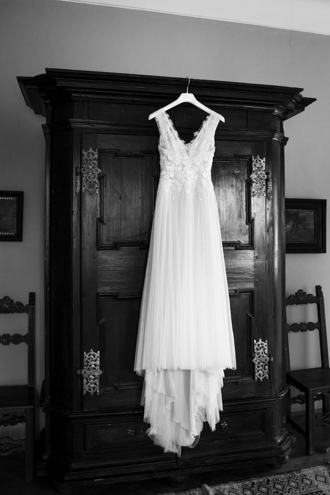 Hochzeitsfotografie: Brautkleid haengend – Photography Ruel, Ebreichsdorf