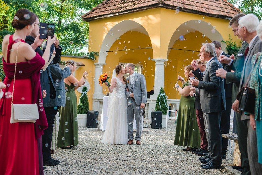 Hochzeitsfotografie: Spalier/Auszug vor gelbem Gebaeude – Photography Ruel, Ebreichsdorf