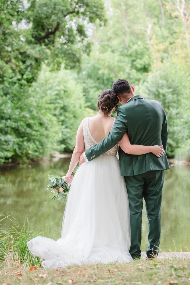 Hochzeitsfotografie: Paar von hinten am See – Photography Ruel, Ebreichsdorf