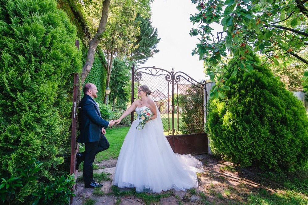 Hochzeitsfotografie: Paar im Garten am Tor – Photography Ruel, Ebreichsdorf