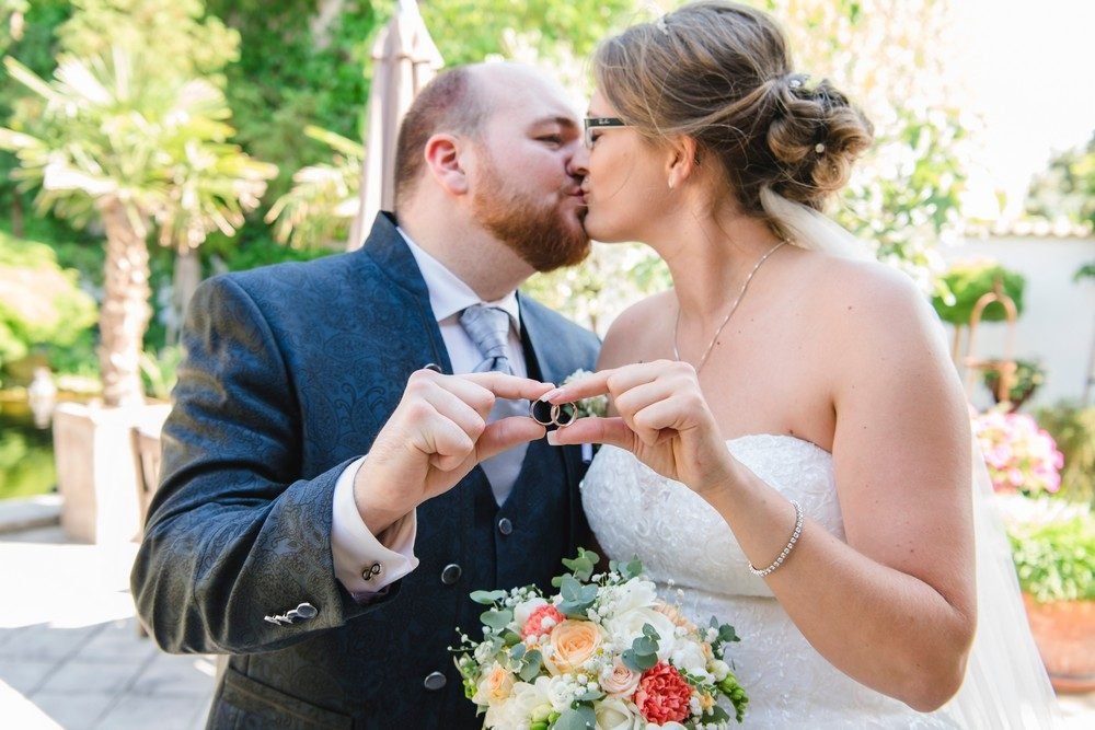 Hochzeitsfotografie: Kuss mit Ringe-Detail – Photography Ruel, Ebreichsdorf