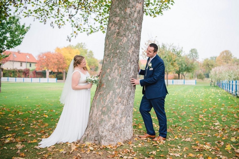 Hochzeitsfotografie: Paar am Baum im Herbst – Photography Ruel, Ebreichsdorf
