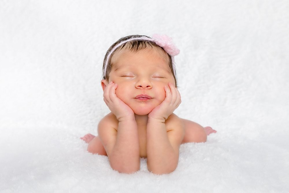 Neugeborenen-Shooting: Newborn Froggy-Pose mit Stirnband – Photography Ruel, Ebreichsdorf