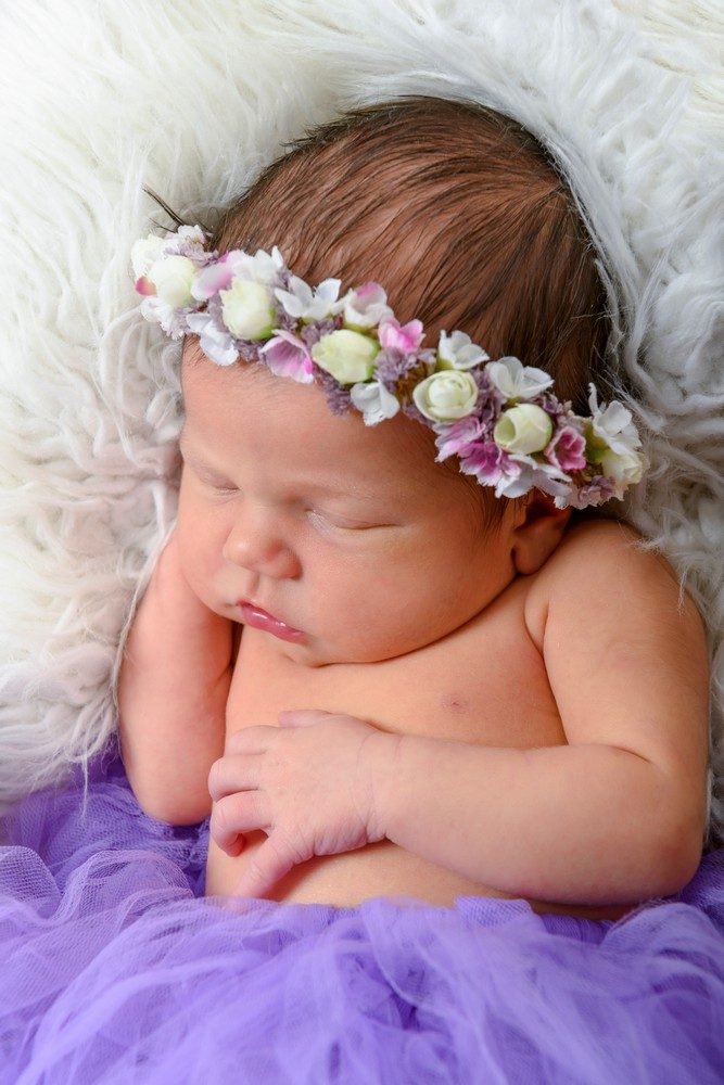 Neugeborenen-Shooting: Newborn Blumenkranz auf lila Decke (Master) – Photography Ruel, Ebreichsdorf