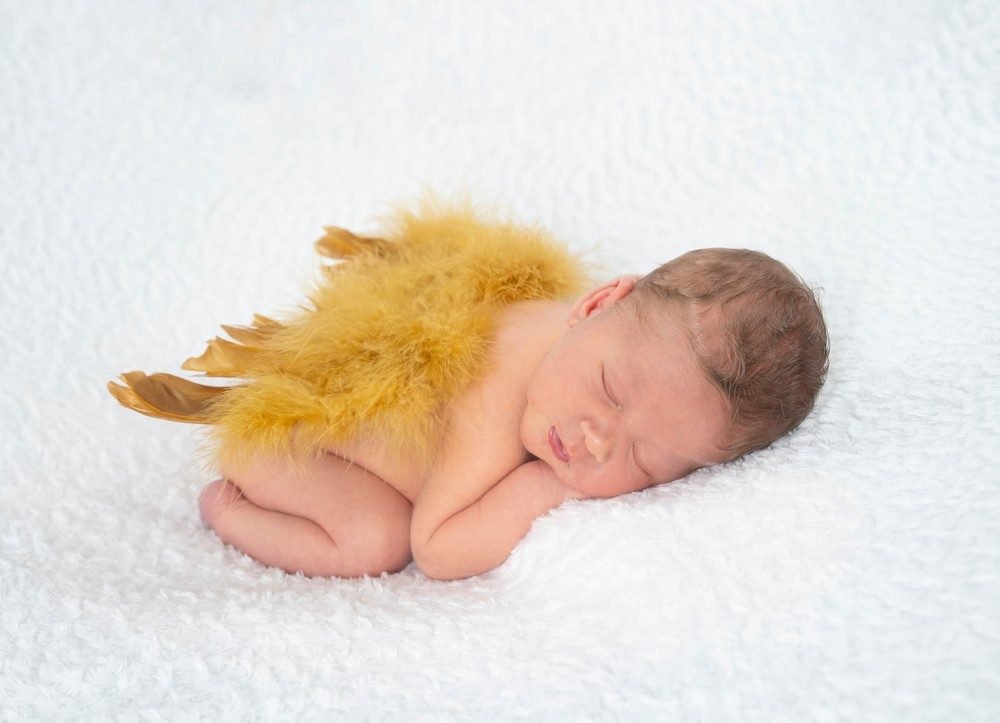 Neugeborenen-Shooting: Newborn mit gelben Engelsfluegeln (Master) – Photography Ruel, Ebreichsdorf