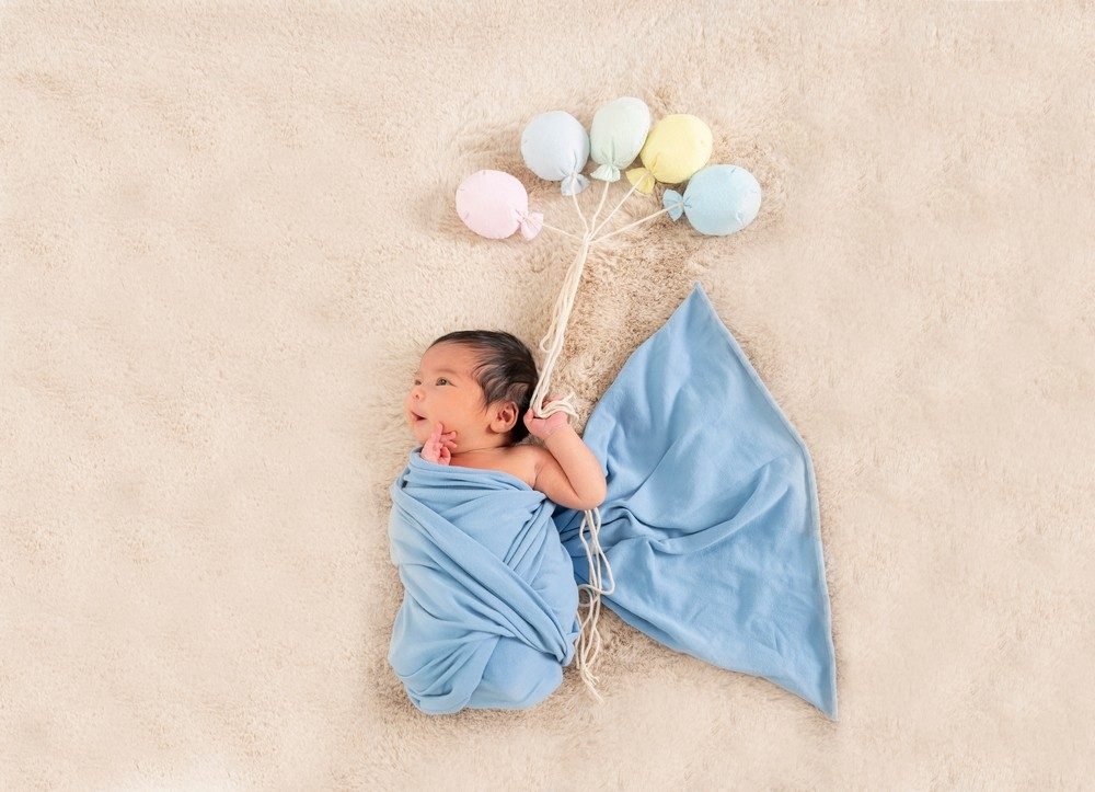 Neugeborenen-Shooting: Newborn in Eiswaffel-/Ballon-Prop blau (Master) – Photography Ruel, Ebreichsdorf