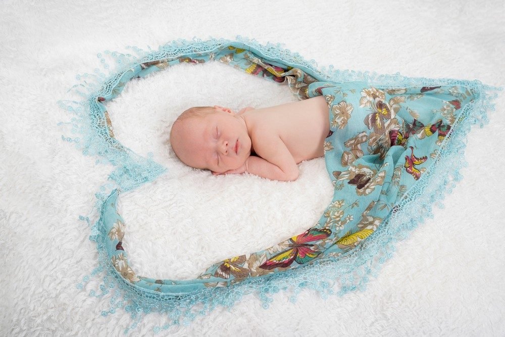 Neugeborenen-Shooting: Newborn im Herz-Kranz tuerkis (Master) – Photography Ruel, Ebreichsdorf