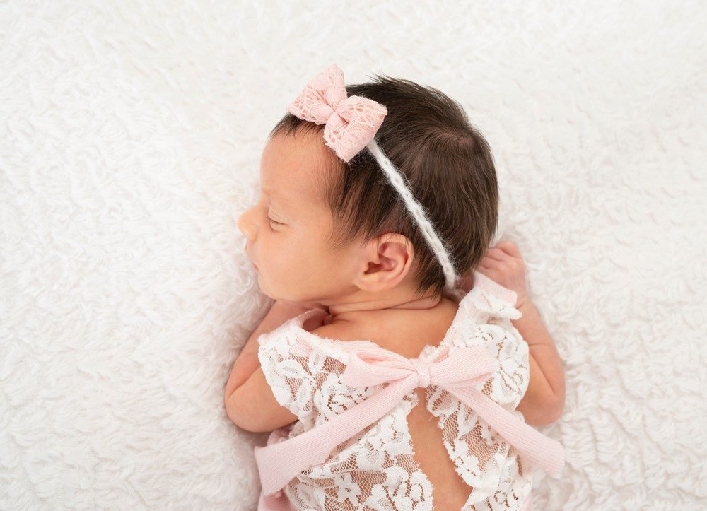 Neugeborenen-Shooting: Newborn-Maedchen rosa Schleife, Spitzenkleid (Master) – Photography Ruel, Ebreichsdorf