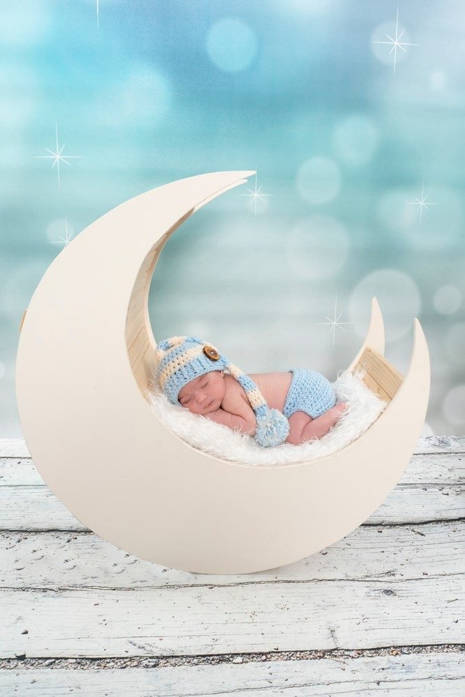 Neugeborenen-Shooting: Newborn im Mond-Prop (Master) – Photography Ruel, Ebreichsdorf
