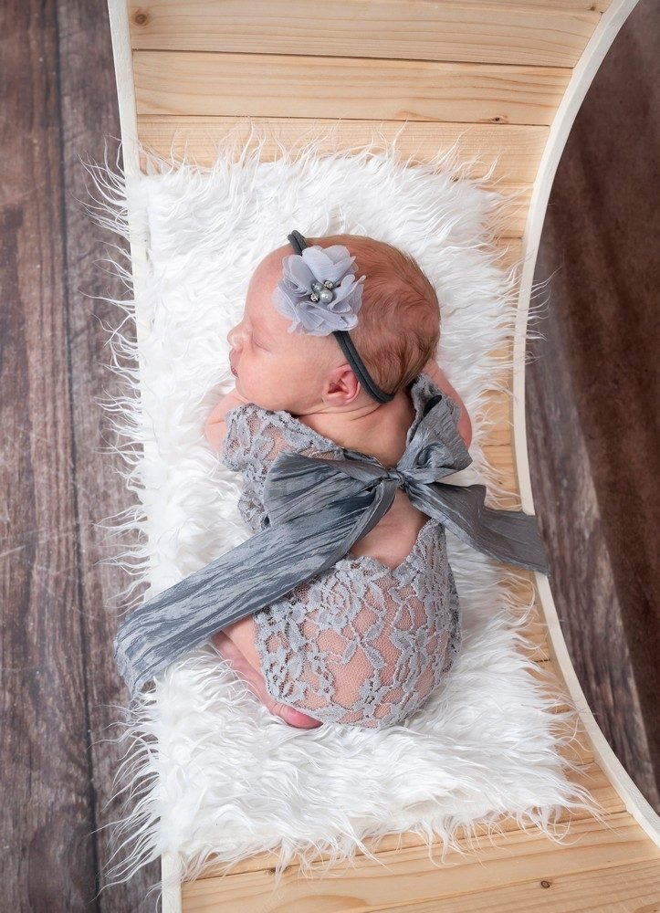 Neugeborenen-Shooting: Newborn grau gewickelt im Holz-Mond-Prop (Master) – Photography Ruel, Ebreichsdorf