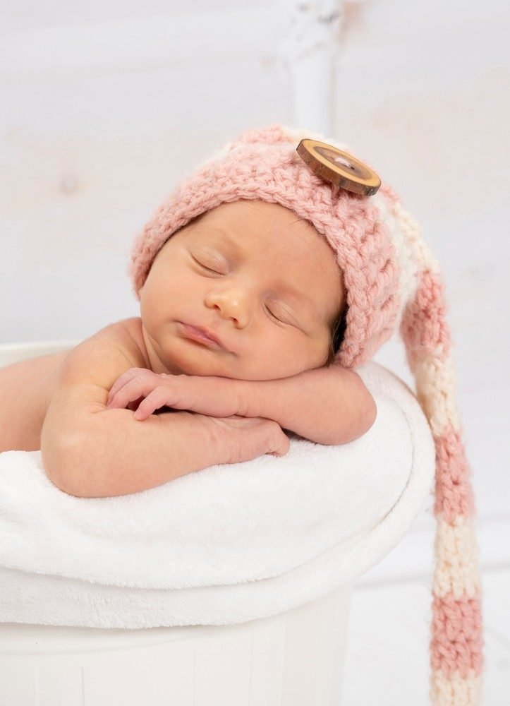 Neugeborenen-Shooting: Newborn rosa Zipfelmuetze im Eimer (Master) – Photography Ruel, Ebreichsdorf