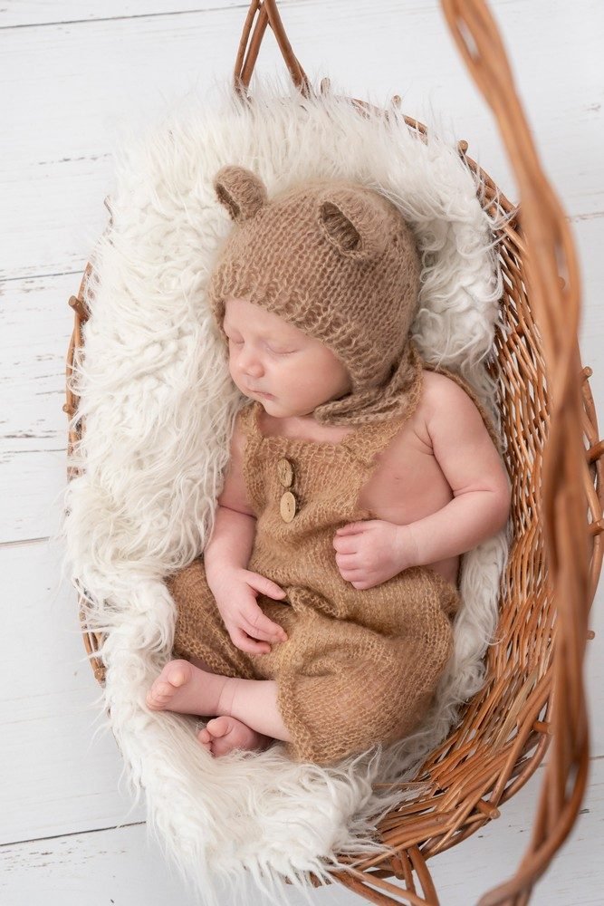 Neugeborenen-Shooting: Newborn Baerenkostuem im Korb (Master) – Photography Ruel, Ebreichsdorf