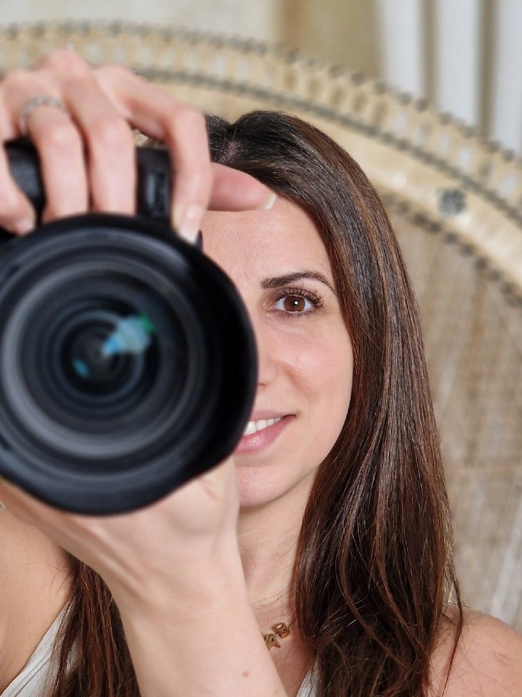Nina Ruel, Fotografin: Nina Ruel mit Kamera vorm Gesicht (Selbstportrait) – Photography Ruel, Ebreichsdorf